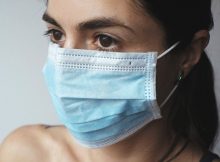 Il Coronavirus resiste sulle mascherine per 4 giorni il documento dell'Iss