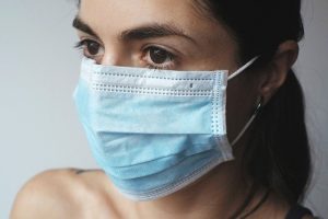 Il Coronavirus resiste sulle mascherine per 4 giorni il documento dell'Iss